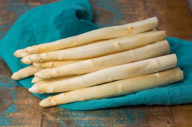 Taze beyaz kuşkonmaz, yeni harvert, yemek hazır