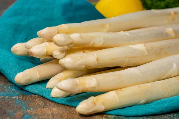 Frischer weißer Spargel, Neuharvert, bereit zum Kochen — Stockfoto