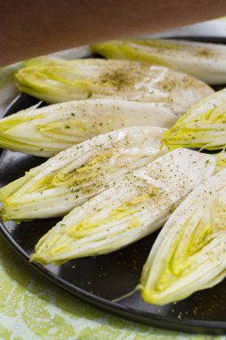 Taze çiğ Belçika acı hindiba salatası yemek hazır