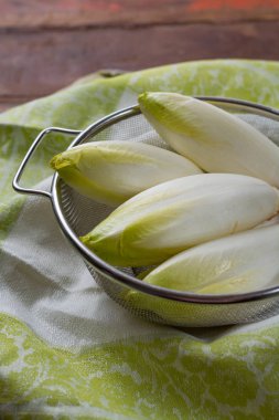 Taze çiğ Belçika acı hindiba salatası