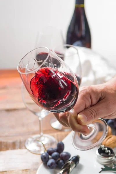 プロの赤ワインの高品質ワインのガラスと試食 — ストック写真