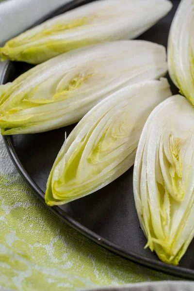 Свіжа сировина бельгійський гіркий цикорій салат готовий до швидкого приготування — стокове фото