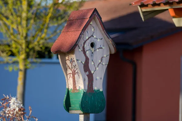 Birdhouse nella foresta primaverile sfondo naturale — Foto Stock