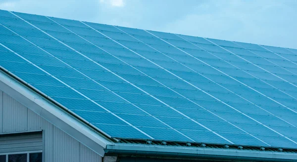 Painéis solares contra o céu azul profundo e nuvens — Fotografia de Stock