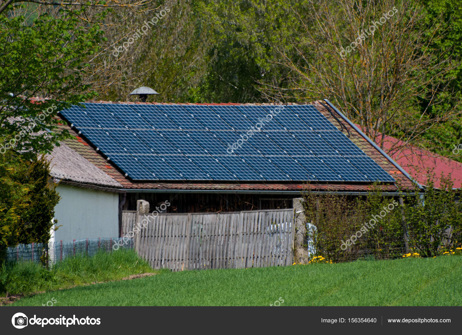 Çatısında güneş panelleri ile ev yenilenebilir enerji sistemi elektrik