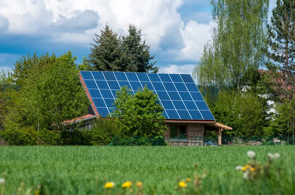 Casa com painéis solares no telhado - sistema de energia regenerativa geração de eletricidade — Fotografia de Stock