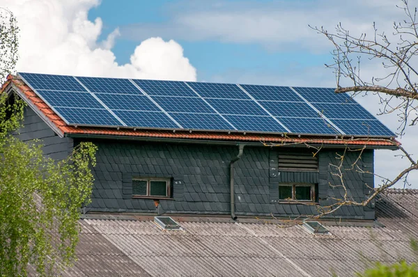 Casa com painéis solares no telhado - sistema de energia regenerativa geração de eletricidade — Fotografia de Stock