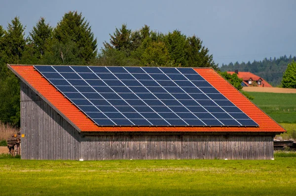 Casa con pannelli solari sul tetto - sistema di energia rigenerativa produzione di energia elettrica — Foto Stock