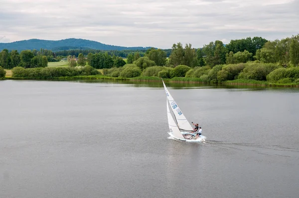 Segelschiff mit weißen Segeln auf einem See in Deutschland — Stockfoto