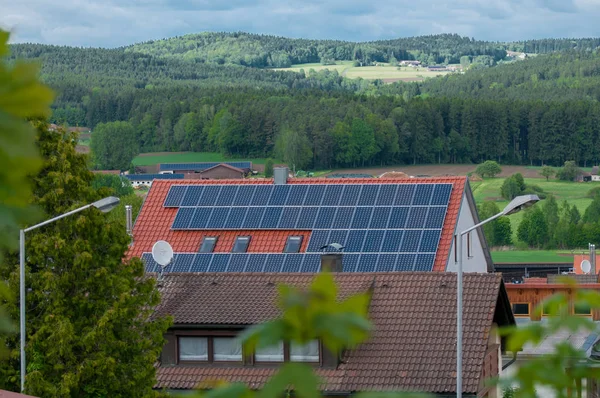 Maison avec panneaux solaires sur le toit - système d'énergie régénérative production d'électricité — Photo