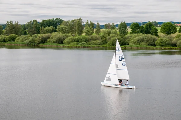 Segelschiff mit weißen Segeln auf einem See in Deutschland — Stockfoto