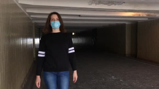 Zieke Vrouw Met Medisch Masker Hoest Het Centrum Van Een — Stockvideo