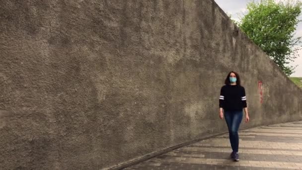 空の街の中心部に医療マスク咳を持つ病気の女性コロナウイルスCovid 19流行流行流行流行コロナウイルス保護中 — ストック動画