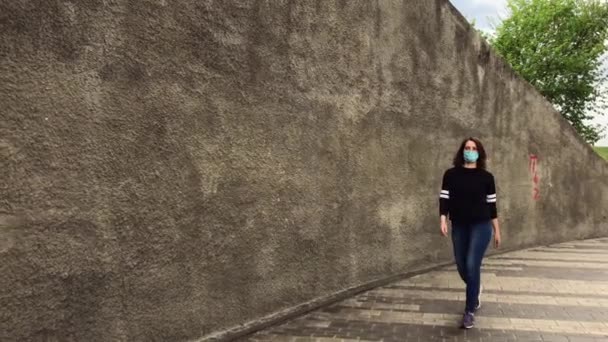 Больной Женщиной Медицинскими Масками Кашляет Центре Пустого Города Время Коронавируса — стоковое видео