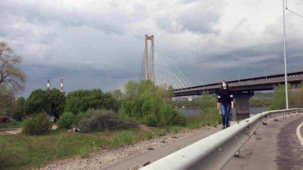 Chora Kobieta Maską Medyczną Kaszle Centrum Pustego Miasta Podczas Pandemii — Wideo stockowe