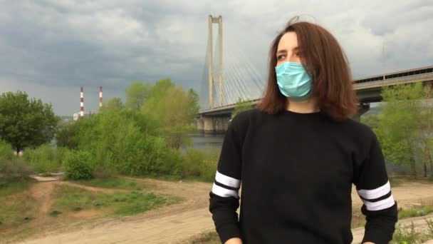 Zieke Vrouw Met Medisch Masker Hoest Het Centrum Van Een — Stockvideo