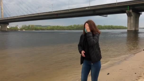 Donna Malata Con Maschera Medica Tossisce Nel Centro Una Città — Video Stock