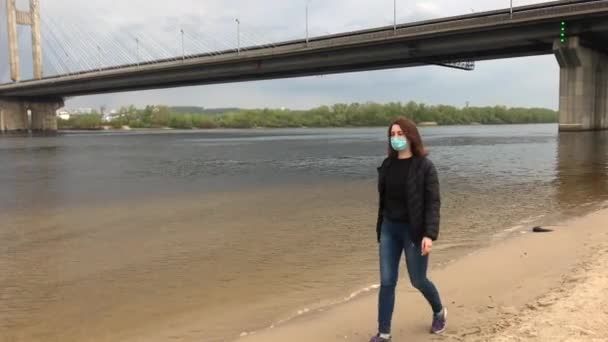 Zieke Vrouw Met Medisch Masker Hoest Het Centrum Van Een — Stockvideo