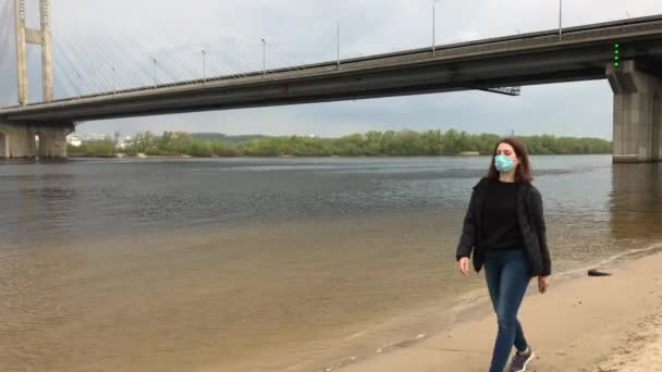 Mulher Doente Com Tosse Máscara Médica Centro Uma Cidade Vazia — Vídeo de Stock