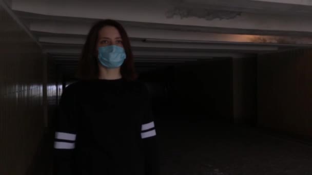 Nemocná Žena Maskou Kašle Centru Prázdného Města Během Koronaviru Covid — Stock video