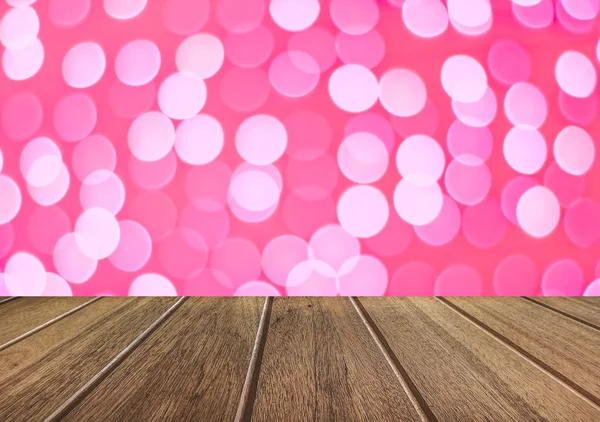 pembe bokeh üzerinde ahşap masa