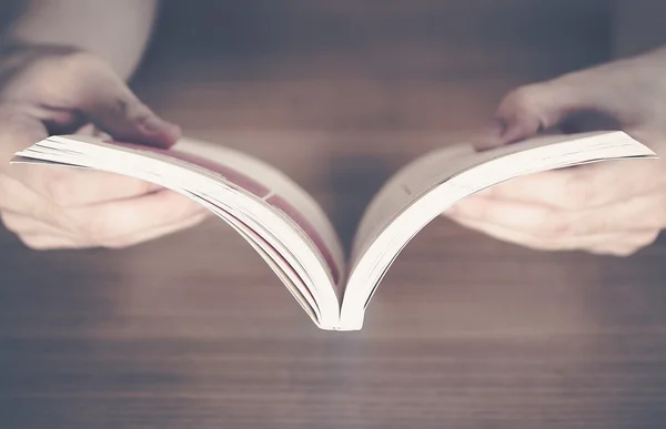 Kitap okuyorum.