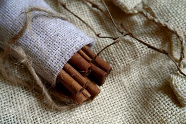 Tarçın halı üzerinde