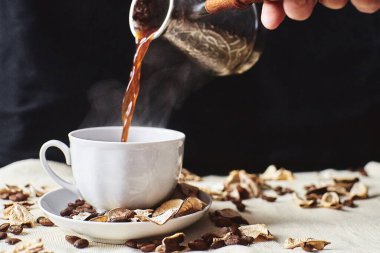 Espresso kahvesi beyaz buğulanmış bir fincana doldurulur.