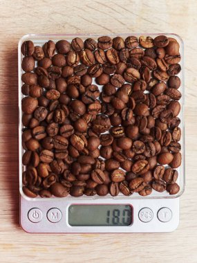 Ekspreso için 18 gram kavrulmuş kahve çekirdeği. Küçük bir ölçekte sergilenecek.