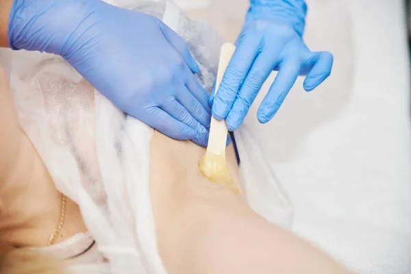 Διαδικασία Ελιγμών Master Blue Medical Gloves Απλώστε Πάστα Ζάχαρης Στη — Φωτογραφία Αρχείου