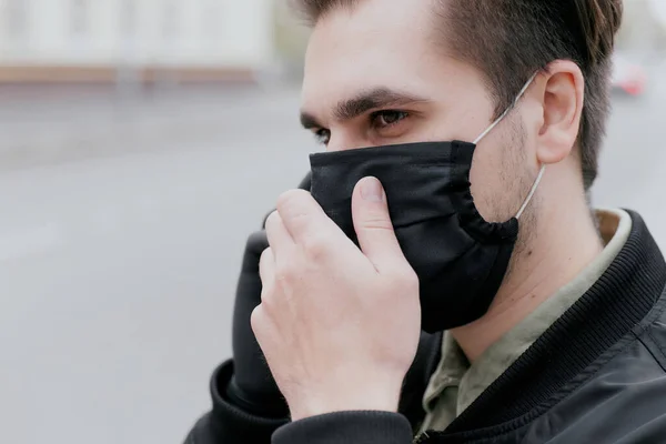 Porträt Eines Mannes Mit Schwarzer Medizinischer Maske Coronavirus Ein Mann — Stockfoto