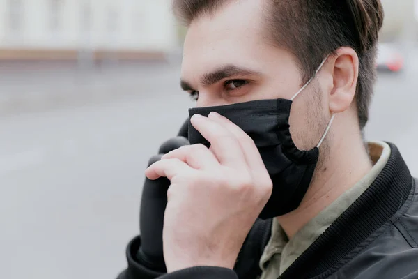 Portrait Man Black Medical Mask Coronavirus Man Talking Phone — Stock Photo, Image