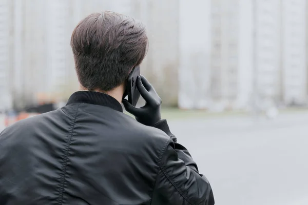 Чоловік Розмовляє Телефону Захисній Чорній Рукавичці — стокове фото