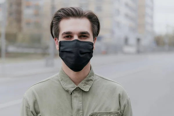 Hombre Con Una Máscara Médica Negra Retrato Primer Plano —  Fotos de Stock