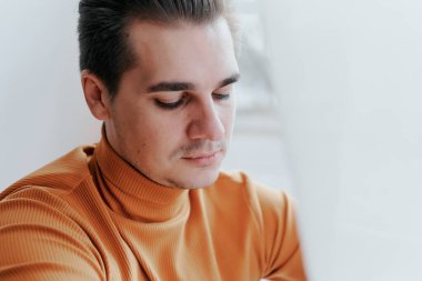 Genç adam üzgün. Aşağıya baktı.