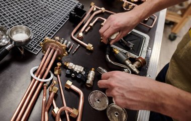 Usta kahve makinesini, kaynar suyu, pişirmeyi tamir eder.