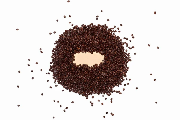 Spridda Kaffebönor Form Cirkel Kaffebönor Spridda Cirkel Vit Bakgrund Kaffekanna — Stockfoto