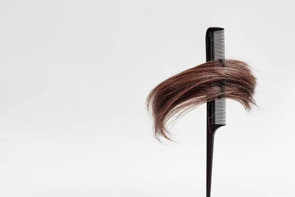 Une Mèche Cheveux Bruns Dans Les Dents Peigne Est Collée — Photo