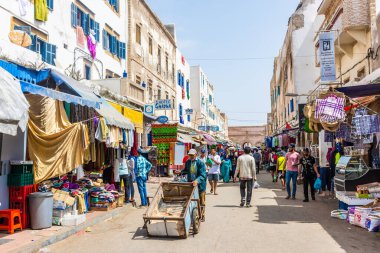 ESSAOUIRA, FOCCO, 2 Eylül 2018: Medine 'nin ana caddesindeki insanlar