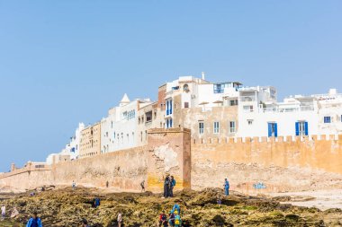 ESSAOUIRA, FOCCO, 2 Eylül 2018: Kayalık Essaouira sahilindeki insanlar