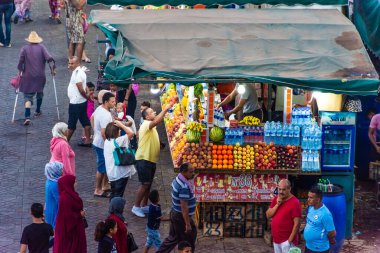 MARRAKECH, FOCCO, 3 EYLÜL 2018: Djemaa el hayran pazarı meydanındaki yerel sokak yemekleri