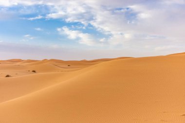 Alacakaranlıkta Sahra Çölü 'nün kumullarının güzel manzarası, Merzouga, Fas