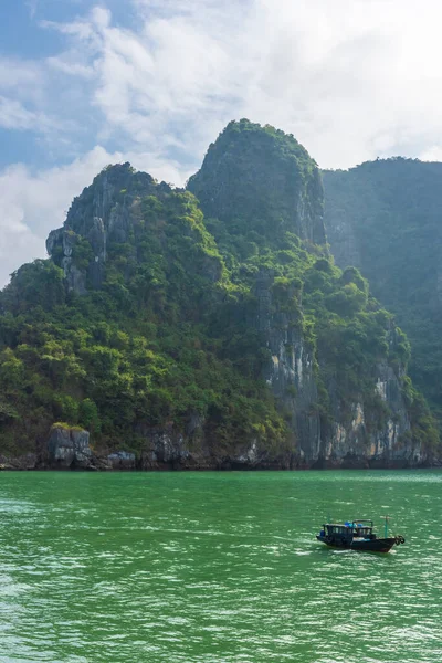 Vietnam, Ha Long Körfezi 'nin güzel manzarası