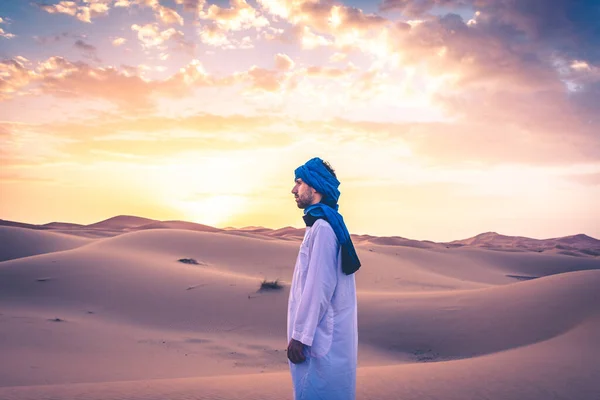 Berber Man Φορώντας Παραδοσιακά Ρούχα Τουαρέγκ Στην Έρημο Σαχάρα Την — Φωτογραφία Αρχείου