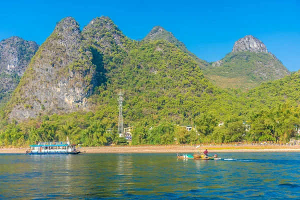 Xingping China December 2019 Visser Een Boot Rivier — Stockfoto