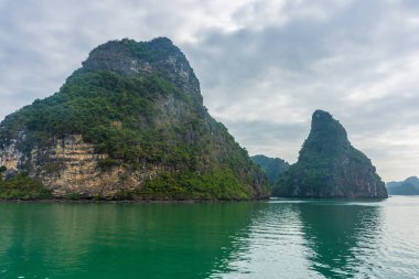 Vietnam, Ha Long Körfezi 'nin muhteşem manzarası.