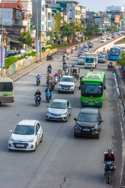 HANOI, VİETNAM, 4 HAZİRAN 2020: Hanoi yolunda trafik