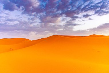 Erg Chebbi 'nin kumullarında şafak vakti, Sahra Çölü, Fas