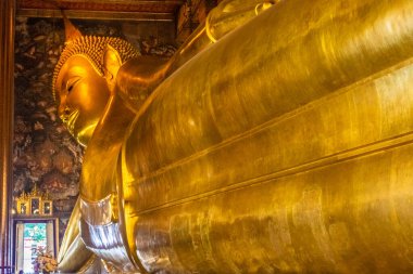 BangkOK, THAILAND, 10 HAZİRAN 2020: Yaslanan Buda 'nın büyük altın heykeli