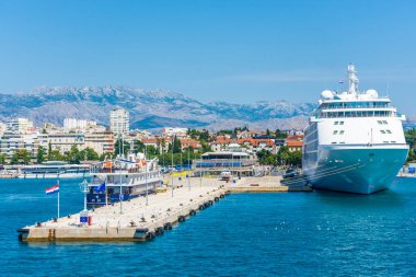 BÖLÜM, CROATIA, 7 AĞUSTOS 2019: Bölünme Limanında büyük bir gemi